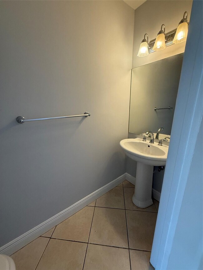 Building Photo - 320 Palm Cir E