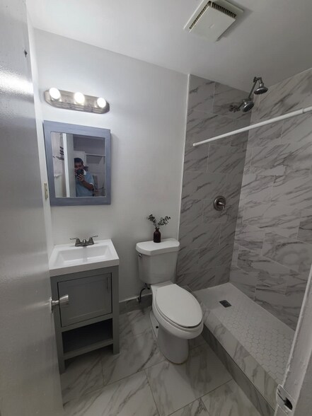 Building Photo - 8126 W 15th Ave