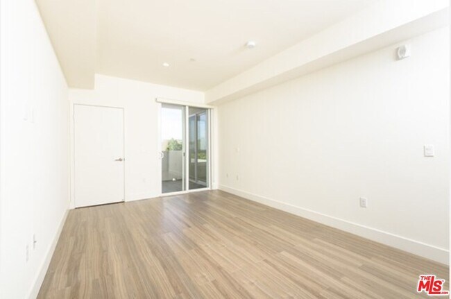 Building Photo - 4909 Rosewood Ave