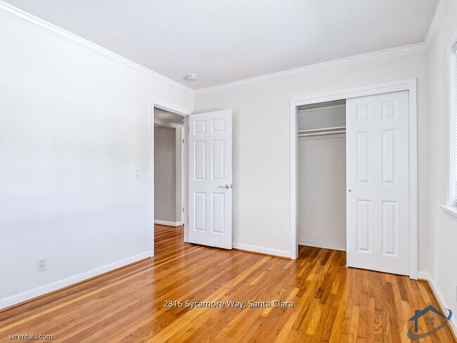 Building Photo - 2816 Sycamore Way