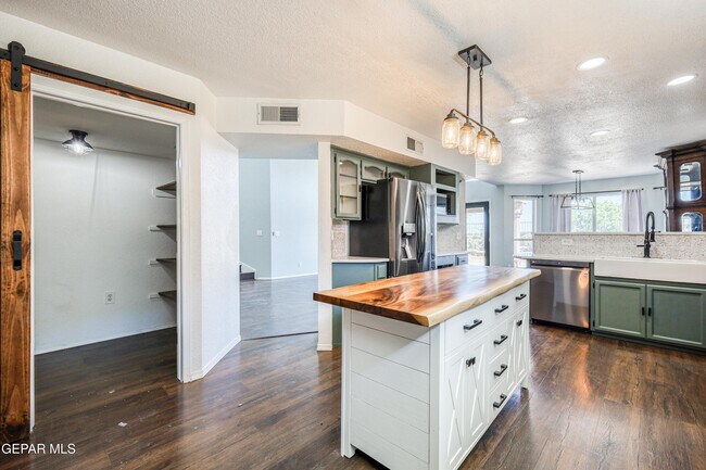 Building Photo - 6821 Pearl Ridge Dr
