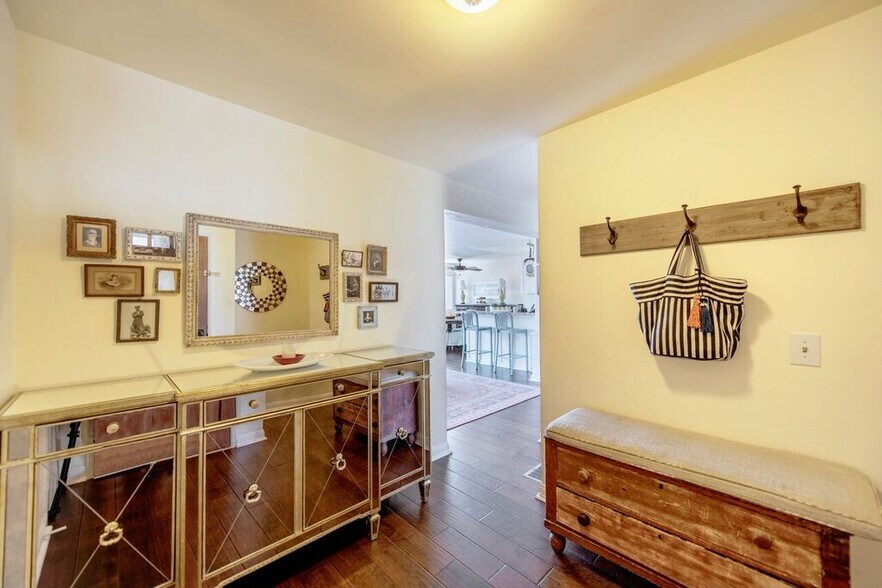 Entry - 1720 Ardmore Ave