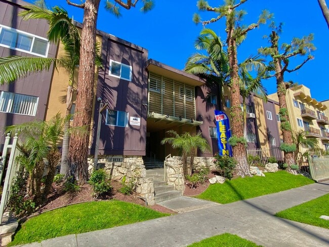 Building Photo - 351 S. Manhattan Pl