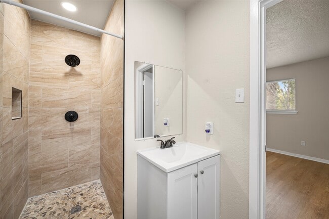 Building Photo - 13335 Ambrose St