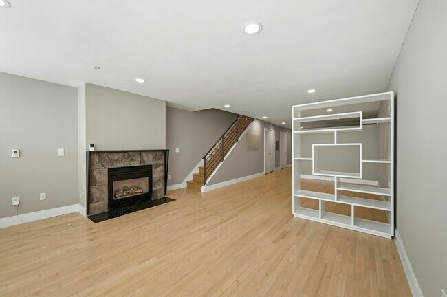 Building Photo - 588 S Van Ness Ave