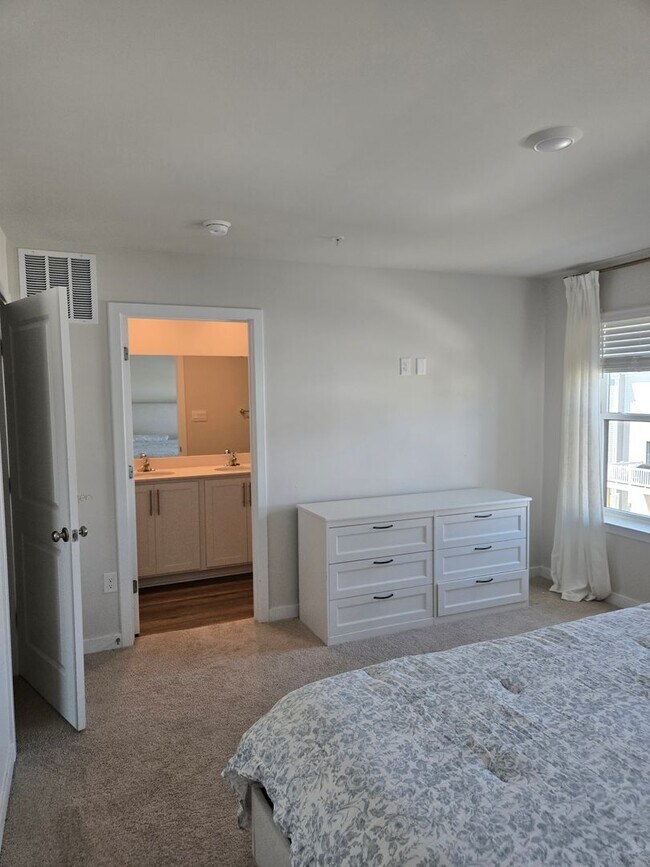 Building Photo - Beautiful Townhome in La Plata