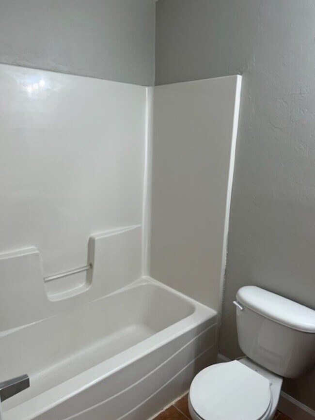 Building Photo - Great Location for this 2 bedroom 2 1/2 bath in Woods Edge South