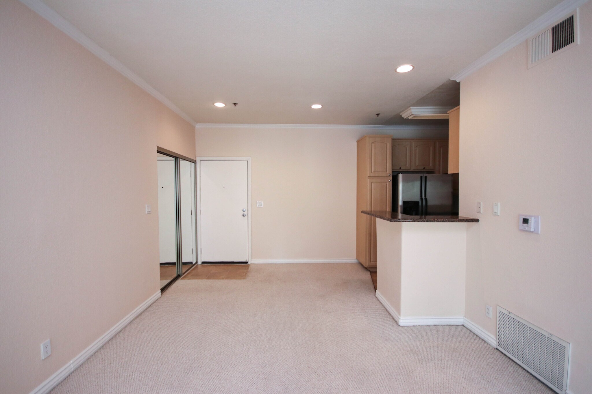 Building Photo - 300 N El Molino Ave