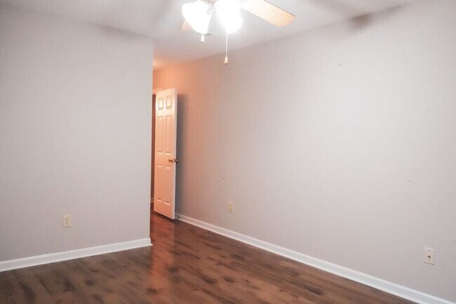 Building Photo - 438 Edgewater Dr