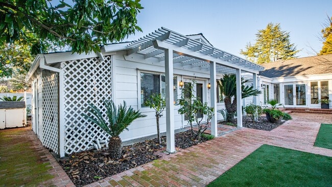 Building Photo - 1819 Cedar St