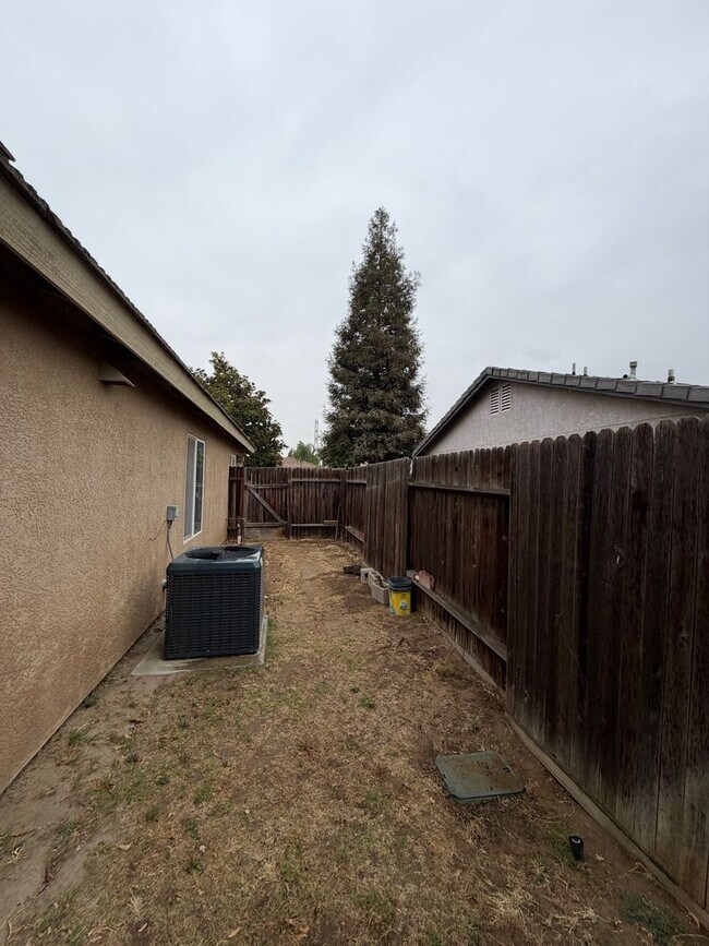 Building Photo - Take a look at this Gorgeous NW Bakersfield Home