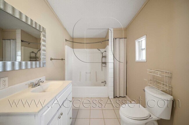 Building Photo - Charming 4 Bed/2.5 Bath Home With Spacious Backyard And Gated Entrance!