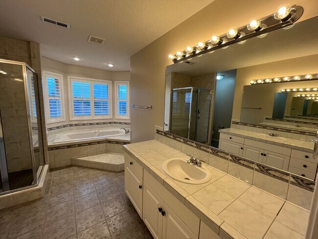 Building Photo - Immaculate 4 bedroom, 3.5 bathroom, tri-level Home in Tigard!! Expansive Views, Office space, Gam...