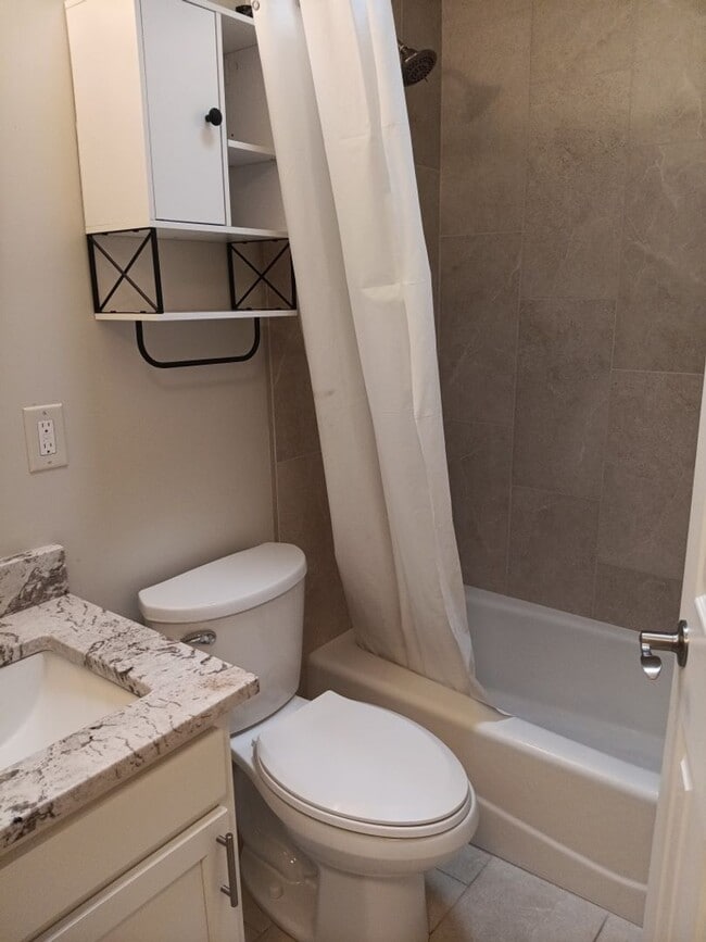Building Photo - Stunning 4-bedroom 3-bathroom home in Santa Fe! Showings available NOW!