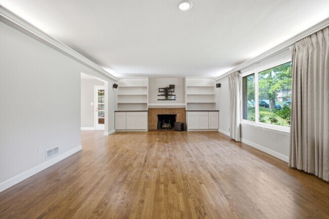 Building Photo - 10715 Clermont Ave