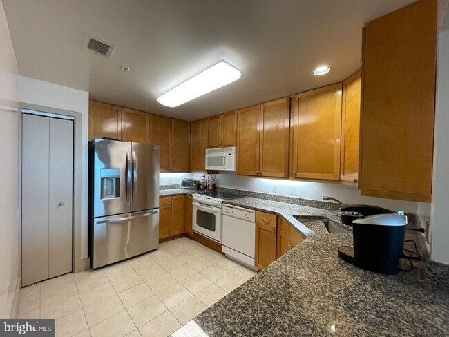 Building Photo - 717 S Christopher Columbus Blvd