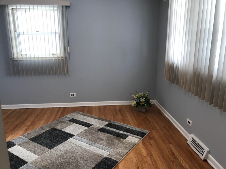 Building Photo - 782 N Van Auken St