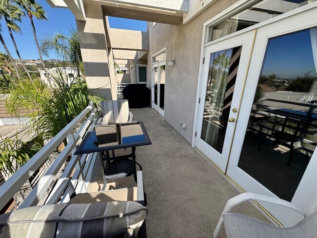 Building Photo - PENTHOUSE-STYLE UNIT IN SIGNAL HILL  w/180 degree Views 3Br/2Ba $3900mo