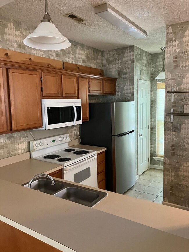 Building Photo - 2 bed, 2.5  bath townhome in Towne Meadows...
