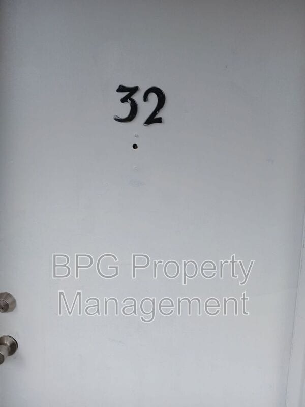 Building Photo - 123 Circle Dr