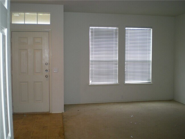 Building Photo - Don't miss the opportunity to lease this gorgeous Townhome in the heart of McKinney!