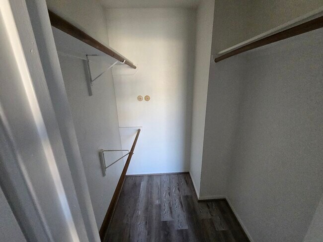 Building Photo - 1860 White Oak Dr