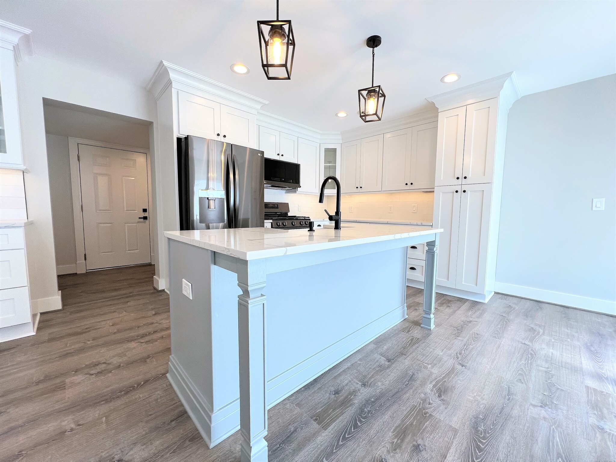 Building Photo - 10975 Main St