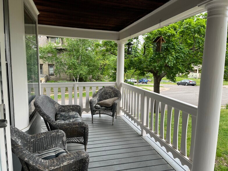 Front Porch - 1054 Desoto St