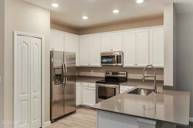 Building Photo - 7419 Palm Hills Dr