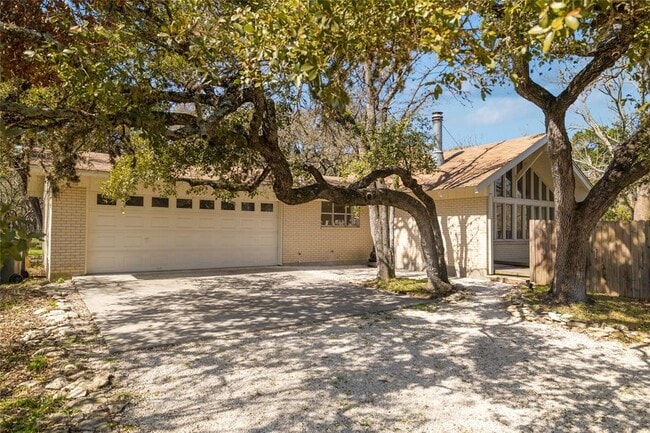 Building Photo - 305 Reimer Ave