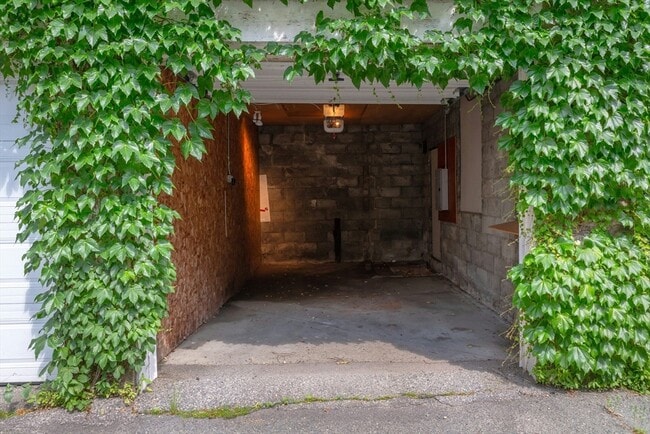 Building Photo - 104 Trowbridge St