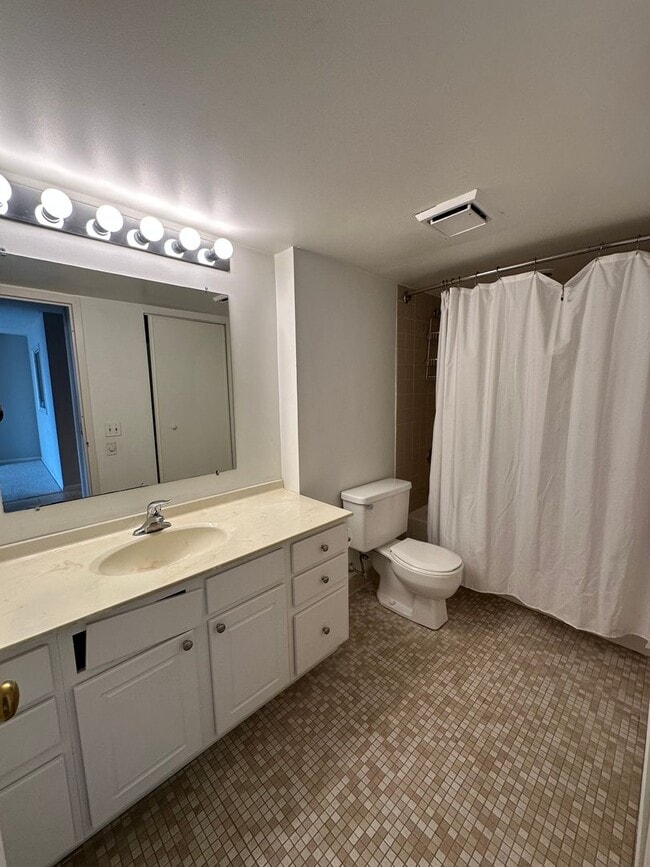 Building Photo - Spacious 1Bedroom unit in Center City.