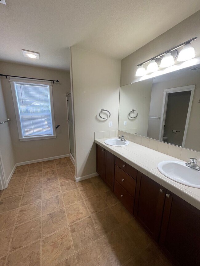 Building Photo - Gorgeous Pet Friendly Three Bedroom Home I...