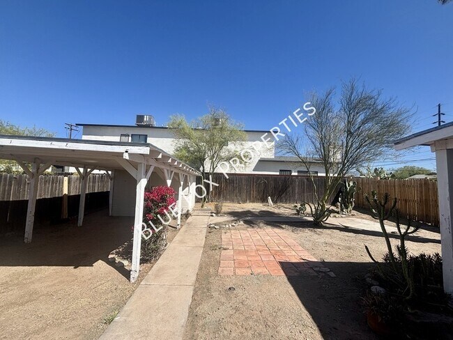 Building Photo - 925 E Adams St