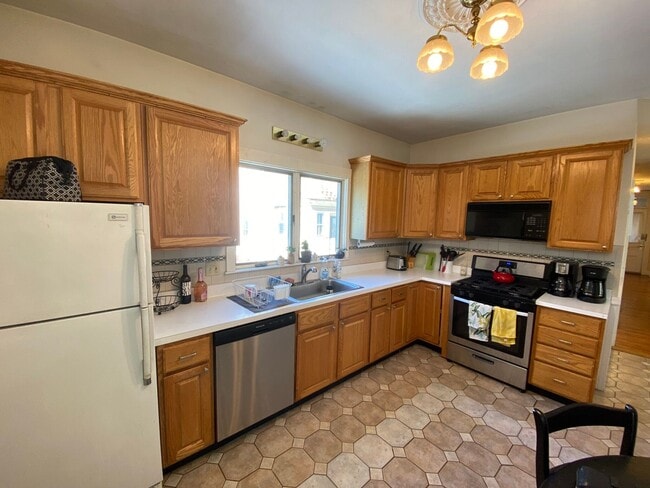 Building Photo - 172 Elm St