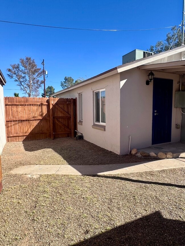 Building Photo - FOR RENT