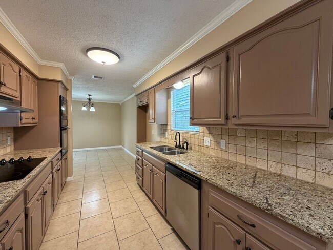 Building Photo - 3-bedroom, 2-bath rental in the heart of Tulsa, located in the highly desirable Union School Dist...