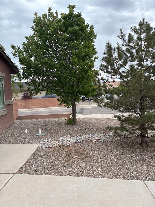 Building Photo - Nice clean three bedroom two bath home