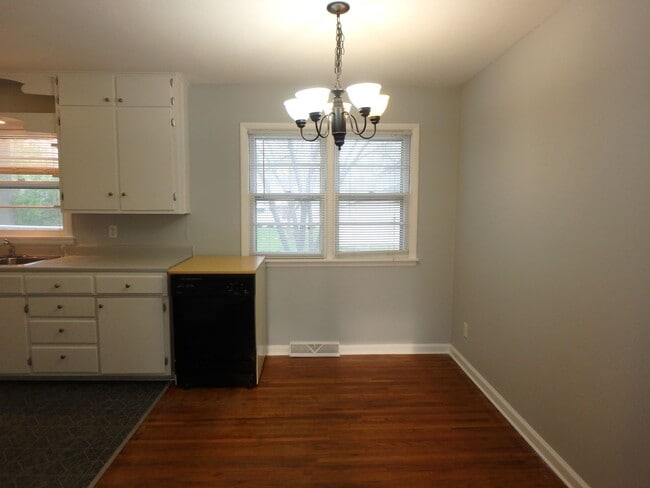 Building Photo - Adorable 3 Bedroom Home!