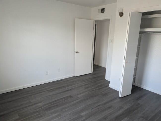 Building Photo - 507 E Mescalero Rd