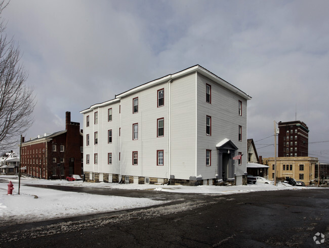 Primary Photo - 149 S Freedom Ave