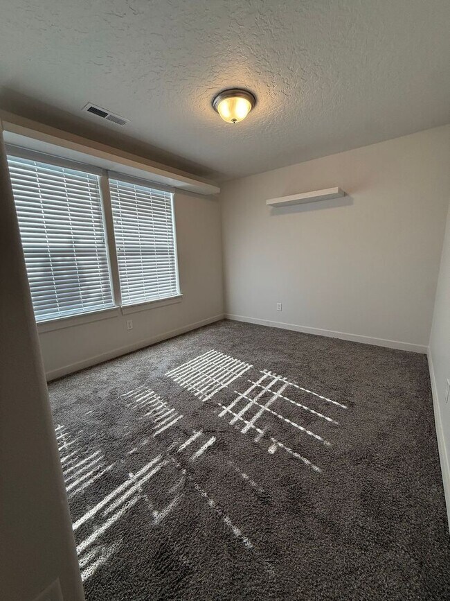 Building Photo - 3 Bedroom / 2 Bathroom in NW Redmond OR