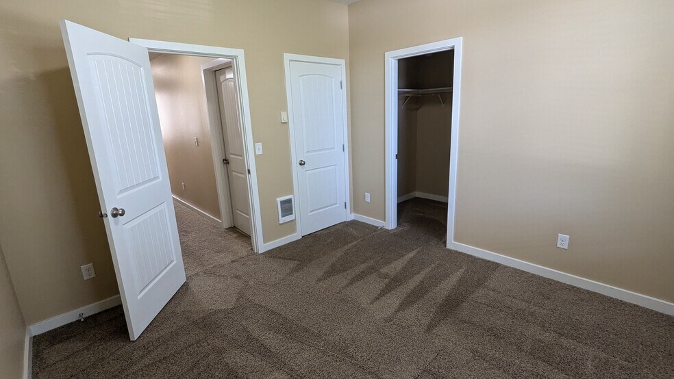 Building Photo - 10443 NE 5th Cir