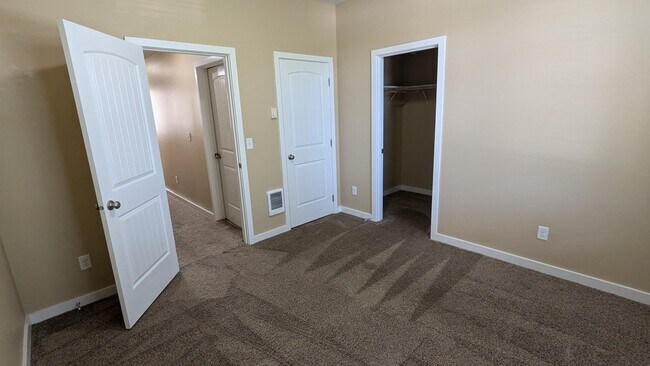 Building Photo - 10443 NE 5th Cir