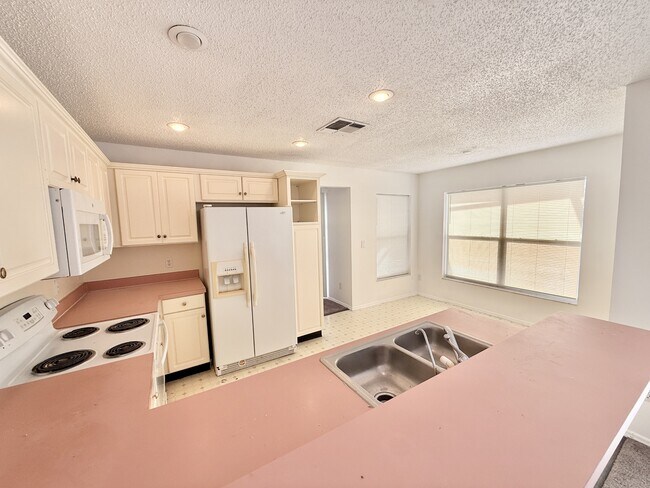 Building Photo - 3237 Fairfield Dr