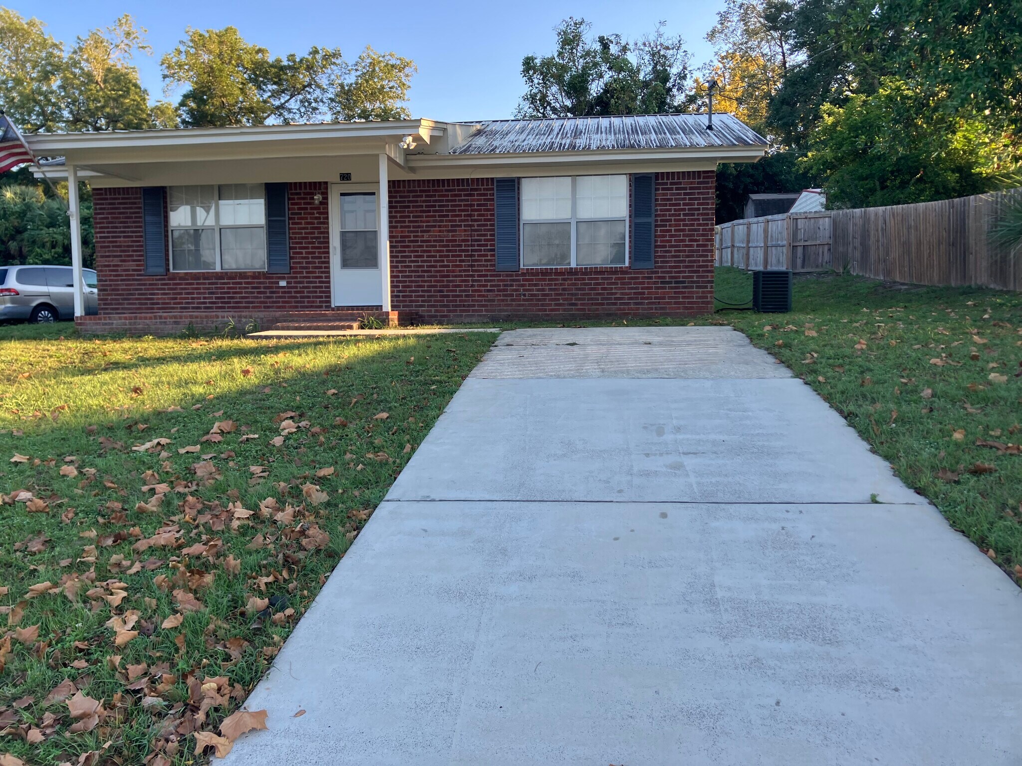 Building Photo - 720 E Nelson Ave