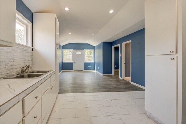 Building Photo - 8709 Knox St