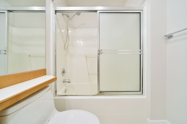 Building Photo - Nice 5 Bed / 2.5 bath house for rent in Kenmore.
