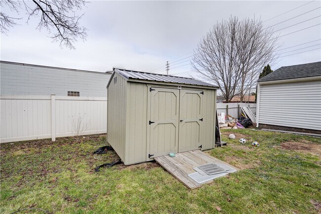 Building Photo - 889 Long Pond Rd