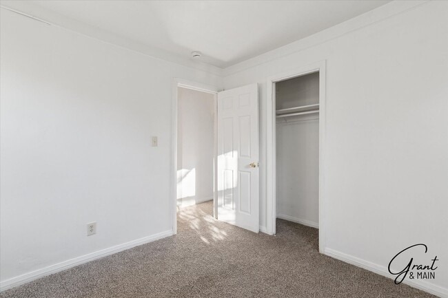 Building Photo - $1,100/month - 2 Bed 1 Bath